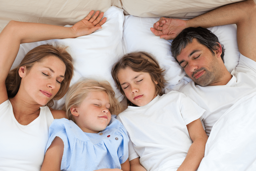 Pontos positivos e negativos dos filhos dormirem com os pais