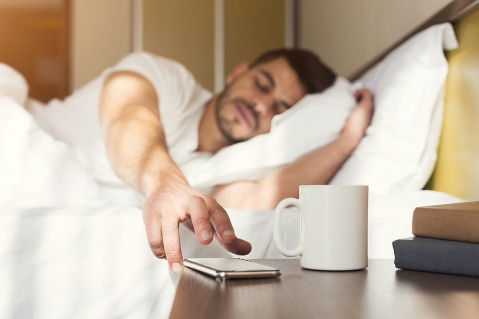 Por que ativar o modo soneca do despertador pode causar problemas?