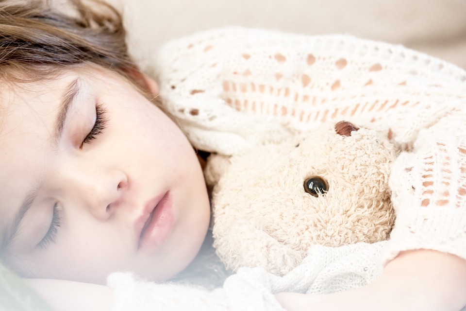 Quais são os sintomas da apneia do sono em crianças? 